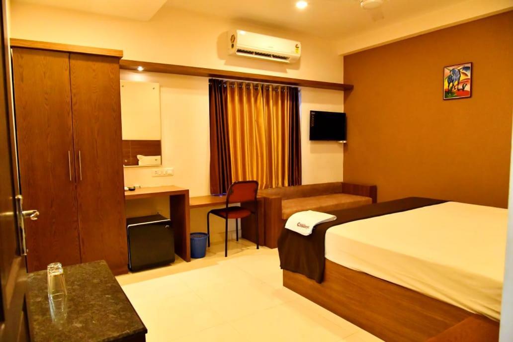 פלקאד Hotel Chanakya מראה חיצוני תמונה